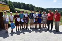 Pamiątkowe zdjęcie uczestników konkursu z wójtem i organizatorami